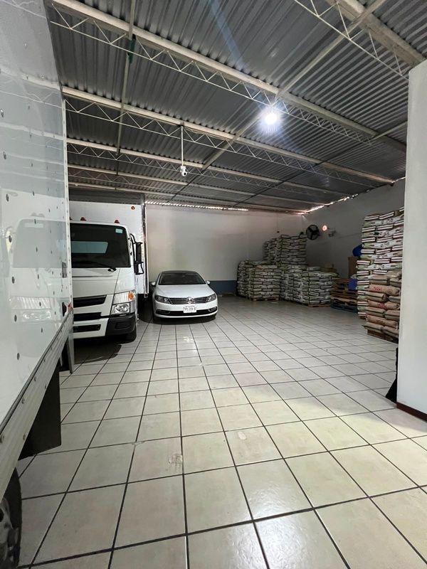Almacén de CEDIS Xalapa con vehículo de reparto y tarimas de producto